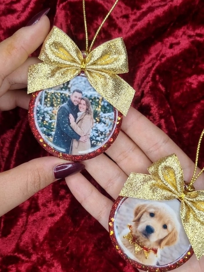 Bolas de Natal em resina com foto de casal e de cachorro e laço dourado