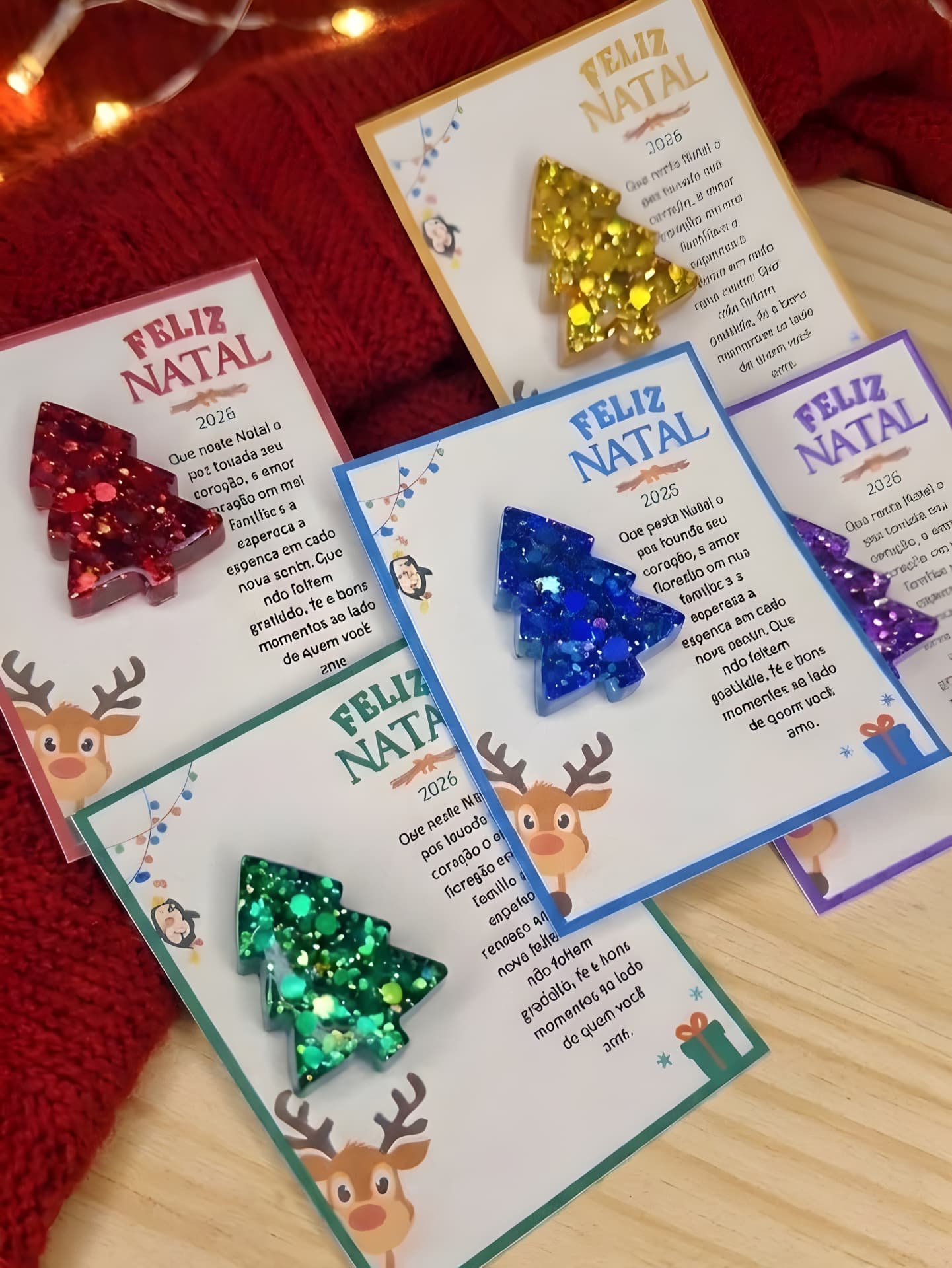 Pins de árvore de Natal em resina coloridos com cartões Feliz Natal 2026